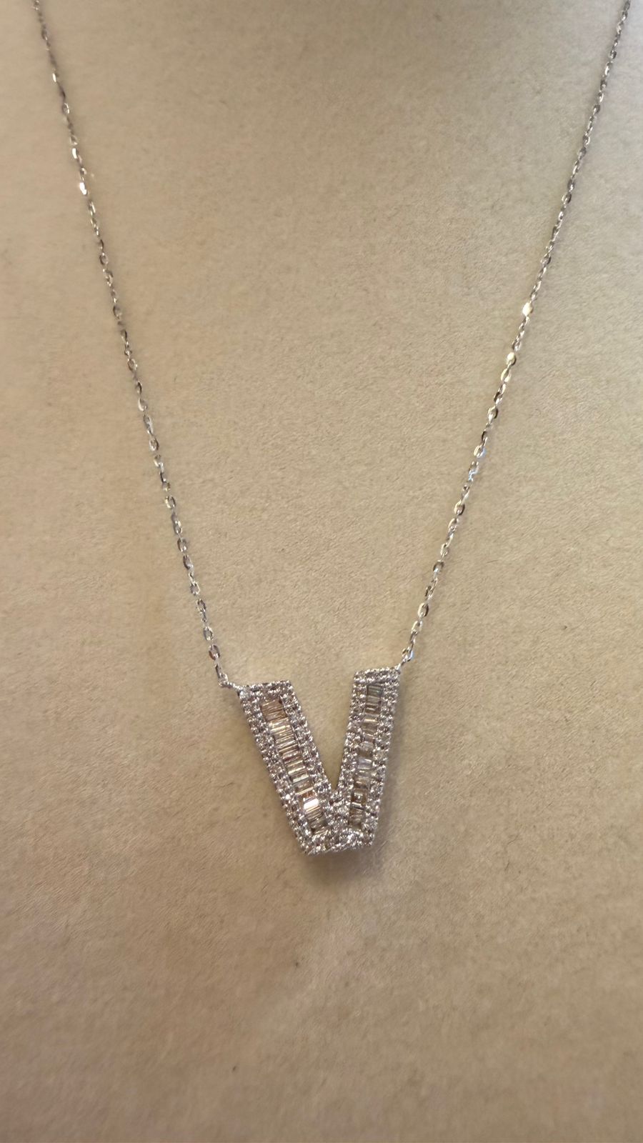 CADENA DE DIAMANTE LETRA V 18K